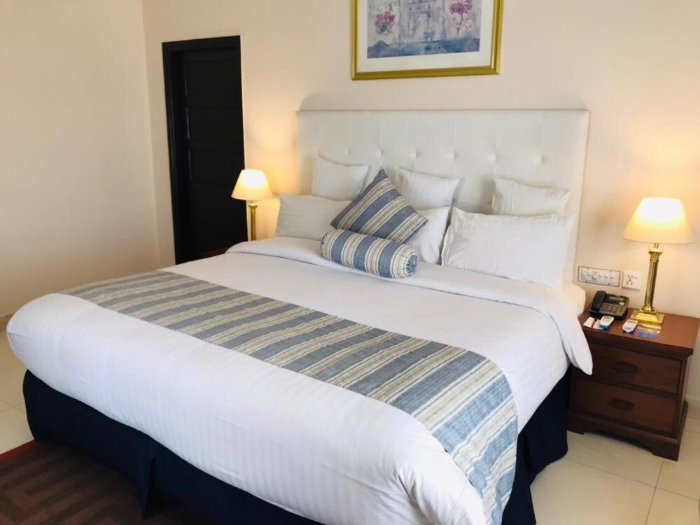 Beach Luxury Hotel Karachi Extérieur photo